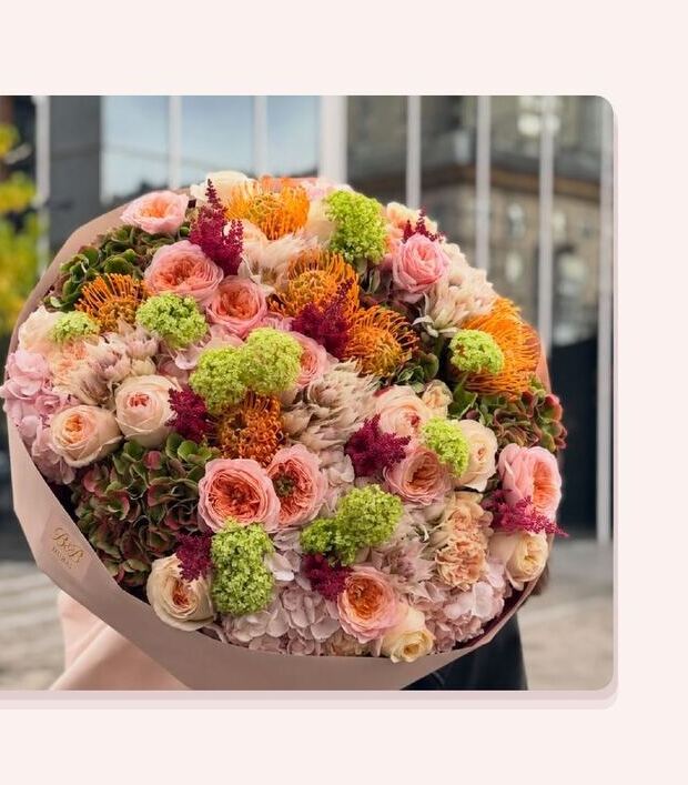 Harvest Blush - Hydrangea · Garden rose · Protea · Viburnum
