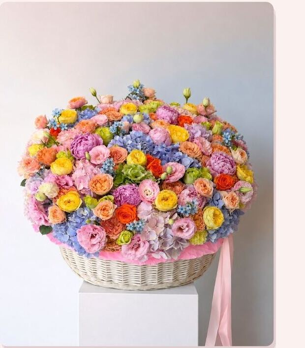Sweet Meadow - Hydrangea · Peony · Garden rose · Lisianthus